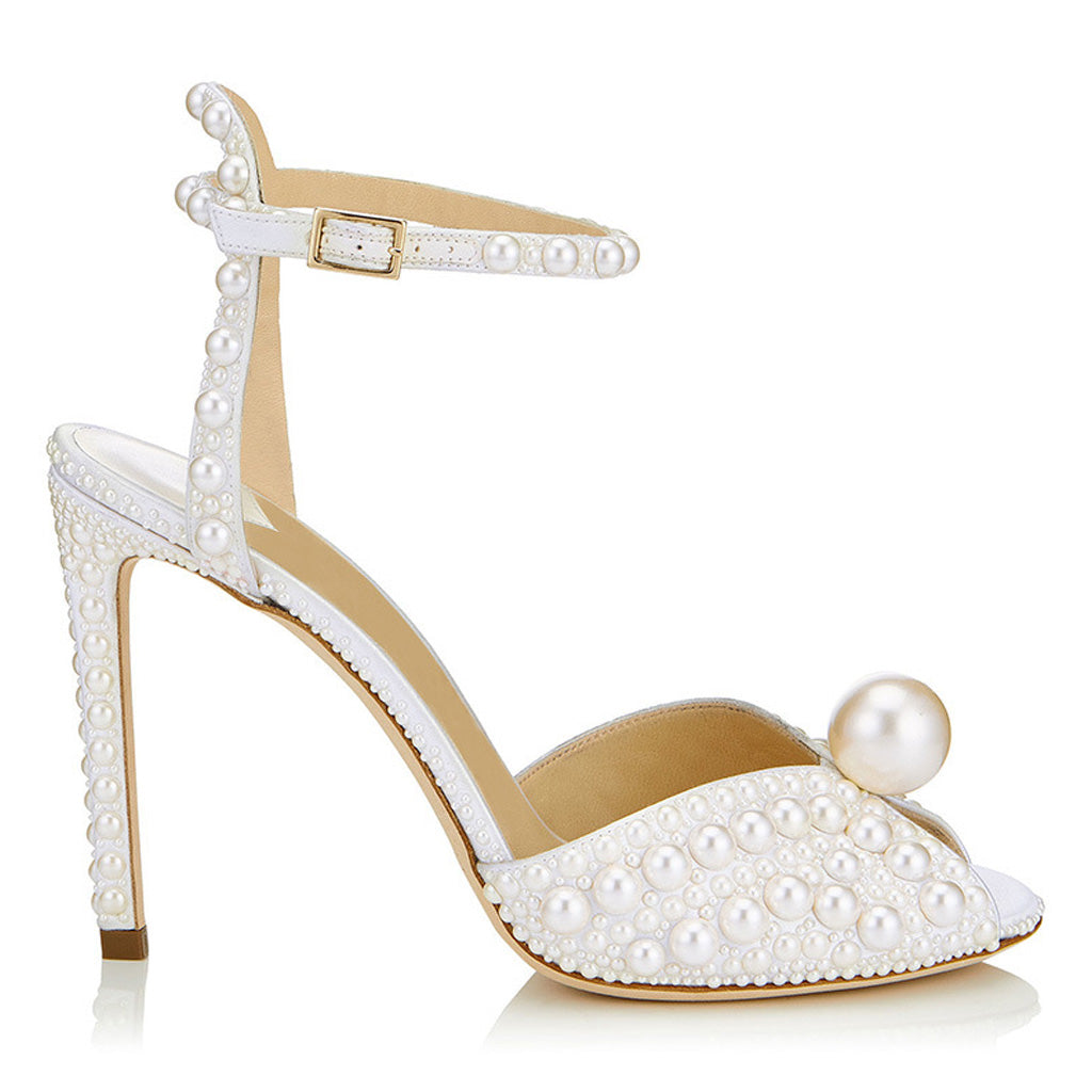 Sandalias de tacón de aguja con perlas elegantes