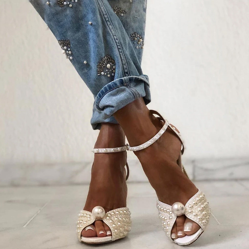 Sandalias de tacón de aguja con perlas elegantes