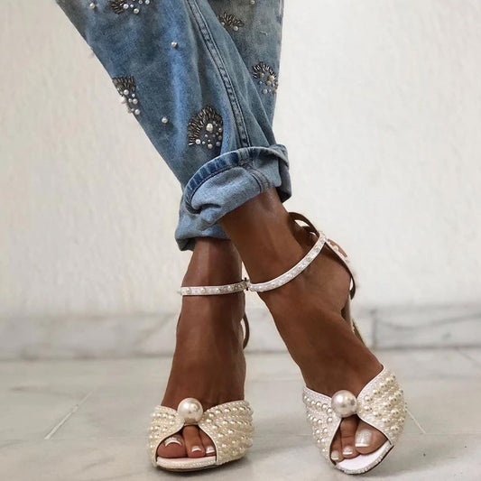 Sandalias de tacón de aguja con perlas elegantes